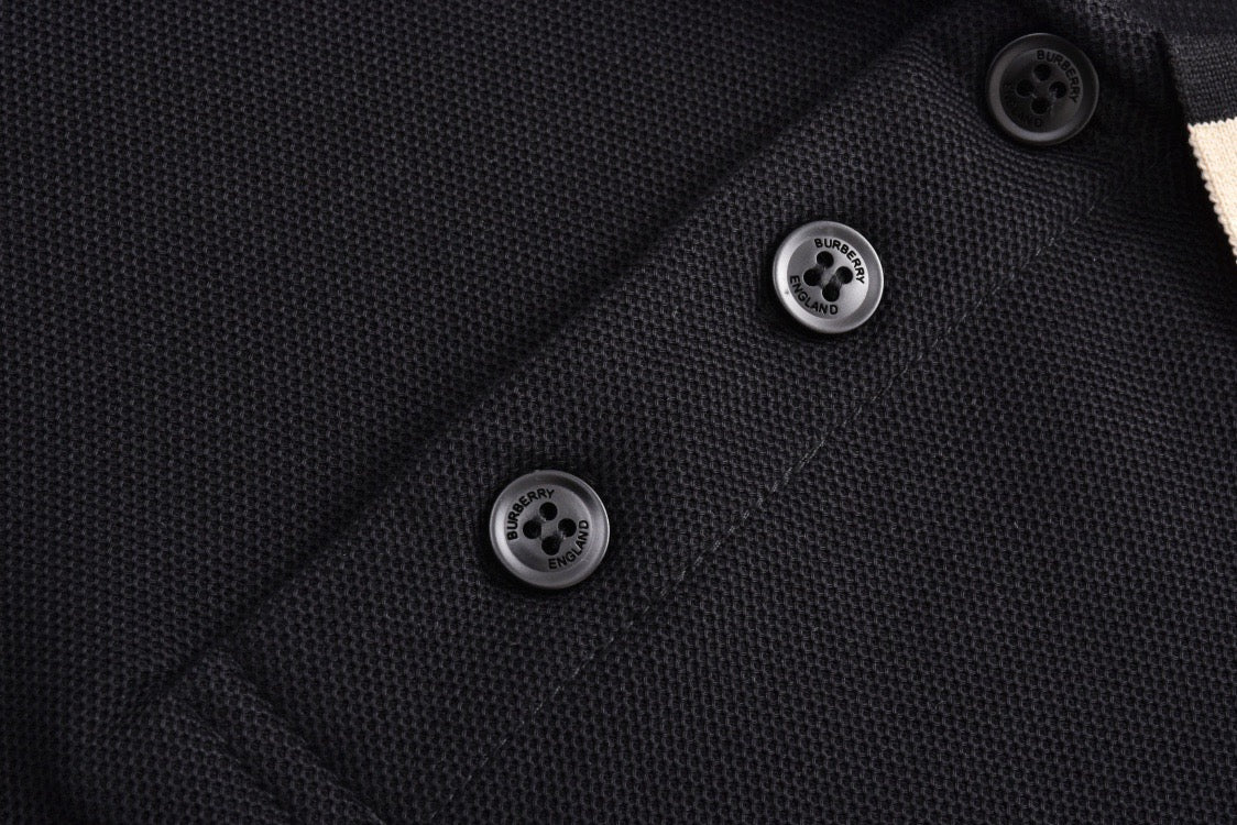 Buttoned short sleeves with logo lapel