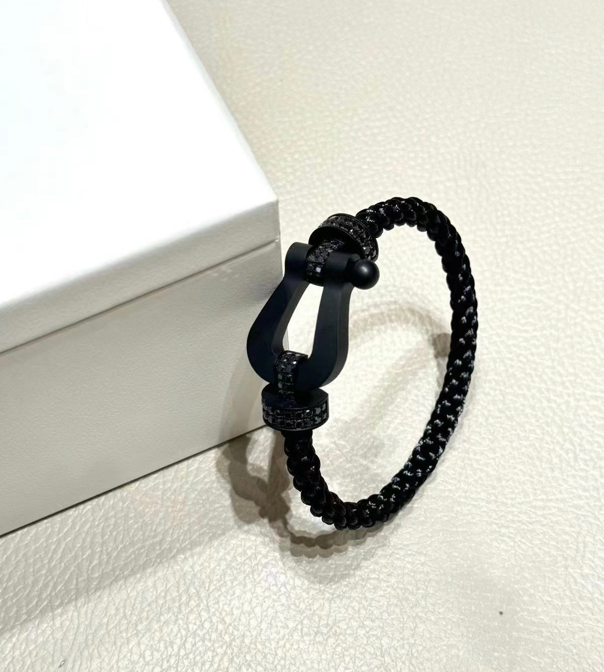 Horseshoe clasp bracelet