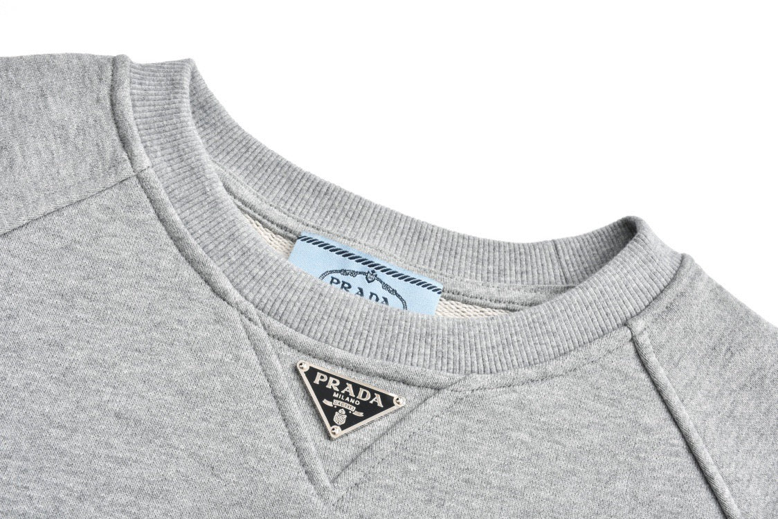 Round neck sweatshirt with triangle collar