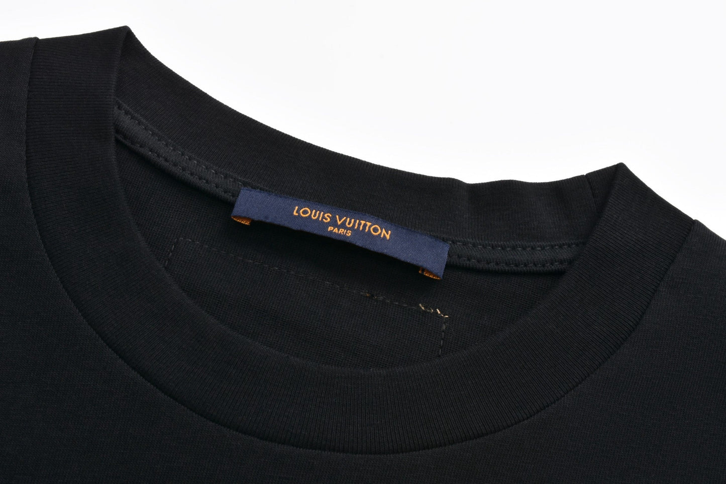 Short sleeves with embroidered logo on chest